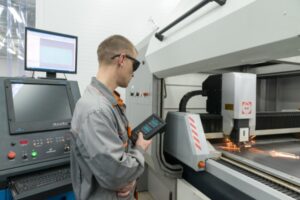 Oggigiorno, perché la formazione professionale si sviluppi in maniera efficiente, conviene avvalersi di simulazioni professionali in grado di sviluppare, in senso pratico, le abilità tecniche. In questa foto, un tecnico si occupa della manutenzione di una macchina industriale.