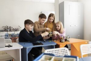 Gli ITS rappresentano l'ultima novità in ambito di formazione professionale, offrendo tutto ciò che serve per le nuove professioni del futuro. In questa foto, quattro ragazzi studiano i circuiti di funzionamento di un drone.