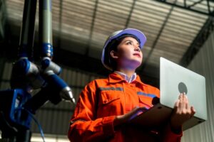 La formazione professionale degli operai di una smart factory deve essere adeguata a fornire tutti gli strumenti per operare in un ambiente tecnologico e all'avanguardia. Nella foto, un ingegnere che opera in una fabbrica del futuro.