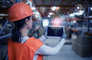 La formazione professionale richiesta per lavorare in una smart factory devrà essere approfondita e all'avanguardia, perfetta per interagire in un ambiente sempre più smart e intelligente. Nella foto, un'operaia al lavoro in una fabbrica.