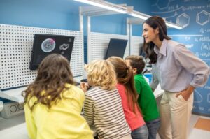Oggigiorno, lo spazio didattico è adattato alle esigenze di una formazione professionale sempre più all'avanguardia, incentrata sulla didattica laboratoriale. Nella foto, un'aula multimediale in cui vengono impartite lezioni con nuovi strumenti tecnologici.