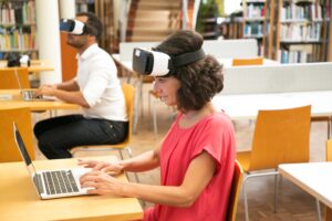 La creazione di ambienti di apprendimento ibridi viene contemplata anche dal Piano di ripresa e resilienza, per una didattica più tesa alle esigenze pedagogiche del futuro. Nella foto, ragazzi che studiano in una biblioteca virtuale.