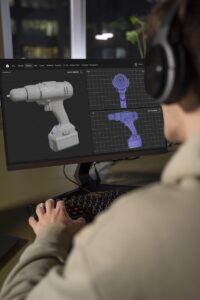 l software CAM è uno strumento fondamentale della programmazione CNC. Mekhan offre corsi di formazione professionale per imparare a usarlo. Nella foto un professionista che lavora allo sviluppo di un modello 3D tramite software CAM.