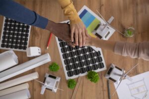 Quello delle energie rinnovabili è uno dei settori in cui conviene investire di più in termini di formazione. Nella foto, diverse persone che partecipano a un progetto per la sostenibilità ambientale.