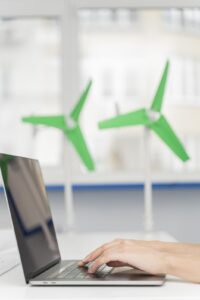 Quello delle energie rinnovabili è un settore in espansione e potrebbe, visti i programmi europei, rappresentare una delle professioni del futuro. Ma come formarsi per lavorare con le energie rinnovabili? Nella foto, una persona che fa ricerche sulle energie rinnovabili sul proprio pc.
