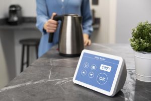 Diventare installatore di soluzioni smart home, oggi, può essere un buon modo di investire sul proprio futuro professionale. Dispositivi tecnologici, di questi tempi, vengono sempre più installati per migliorare il comfort abitativo della propria dimora. Nella foto, una dispositivo intelligente per la propria casa.