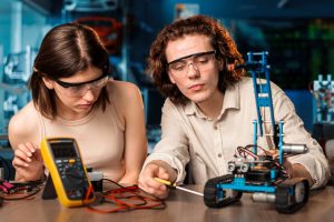 I laboratori didattici customizzati per la formazione professionale sono un ottimo strumento per una didattica tecnica, orientata su materie stem. La totale customizzazione consente di adattare questi spazi alle esigenze didattiche di docenti e discenti. Nella foto, due ragazzi impegnati a formarsi in una professione tecnico-laboratoriale.