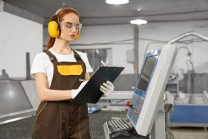 Lavorare con il controllo CNC è una cosa molto complessa, e serve una formazione tecnica adeguata e specifica. Nella foto un ingegnere che controlla una macchina CNC.