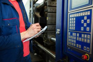 L'automatizzazione delle operazioni consentita dalla programmazione CNC e il notevole grado di precisione raggiunto, non devono farci pensare che il ruolo dell'operatore sia ridotto a qualcosa di marginale. L'intervento umano resta comunque molto importante. Nella foto, un operaio che programma le operazioni di una macchina utensile con il controllo CNC: