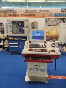 Mekhan è stata presente a Didacta Italia 2025 a Firenze con tante novità. La più importante è certamente il Simulab 5.0, che permette di simulare la programmazione CNC su alcuni macchinari di prova.