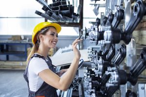 Fra le discipline di ingegneria, ingegneria meccanica è quella che garantisce maggiori sbocchi professionali. Nella foto, una donna ingegnere al lavoro.