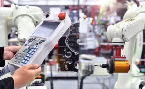 L'automazione industriale moderna si basa su discipline quali l'informatica, l'elettronica e la meccatronica. Nella foto, macchine utensili che vengono attivate tramite programmazione CNC