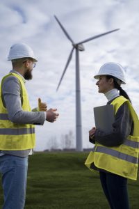 L'ingegneria elettrica costituisce una buona base per lavorare nel settore delle rinnovabili, perfezionando i sistemi di conversione dell'energia. Nella foto, ingegneri che eseguono controlli sulle turbine eoliche.