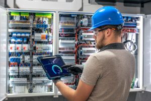 Un ingegnere elettrico che esegue alcuni test su un circuito elettrico.
