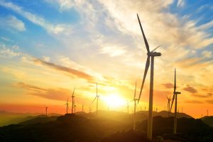 Un impianto eolico è un sistema complesso che converte la forza cinetica del vento in energia elettrica. Come funziona? E come lavorarci? Nella foto, alcune turbine eoliche.