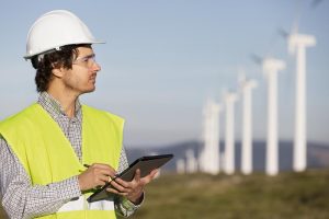 Un impianto eolico richiede cura e manutenzione ma, soprattutto, personale tecnico in grado di gestirne il funzionamento. Nella foto, un addetto alla supervisione di un parco eolico.