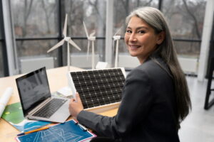 Nel campo delle rinnovabili esistono figure di natura più amministrativa. Nella foto, una donna in ufficio che mette su un progetto per l'uso delle energie rinnovabili.