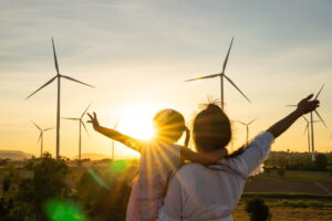 Il futuro delle energie rinnovabili richiede figure tecniche ben formate in ingegneria elettrica e meccanica. Nella foto, una famiglia che osserva delle pale eoliche.