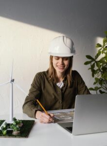 Il futuro delle energie rinnovabili richiede figure con ottime capacità progettuali in grado di pianificare un uso tecnologicamente consapevole dell'energia pulita. Nella foto, una donna che ragiona su un progetto di energie rinnovabili.