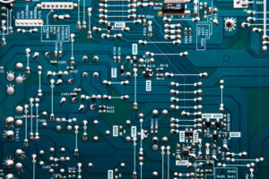 Dal punto di vista puramente accademico, l'ingegneria elettronica studia la natura e il funzionamento dei circuiti elettrici e, in alcune sue specializzazioni, il sistema delle telecomunicazioni. Nella foto, un circuito elettronico.