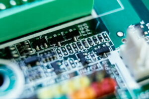 L'ingegnere elettronico è una professione tecnica che fornisce un contributo valido al settore delle telecomunicazioni. Nella foto, alcuni elementi di un microchip.