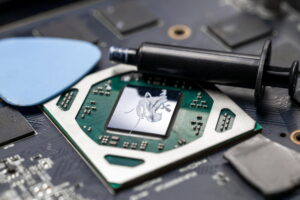 Nella foto, un circuito elettronico in lavorazione.