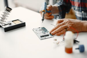 Per quanto possa essere necessario per il funzionamento dell'industria e della vita sociale, la progetttazione di microchip resta un'attività complessa e onerosa. Nella foto, un tecnico che lavora a un microchip.