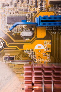 Nella foto, diversi elementi di un microchip.