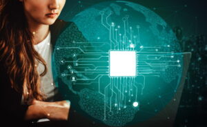 Nella foto, un ingegnere che sviluppa un circuito elettronico ottimizzato per alcune funzioni dell'intelligenza artificiale.